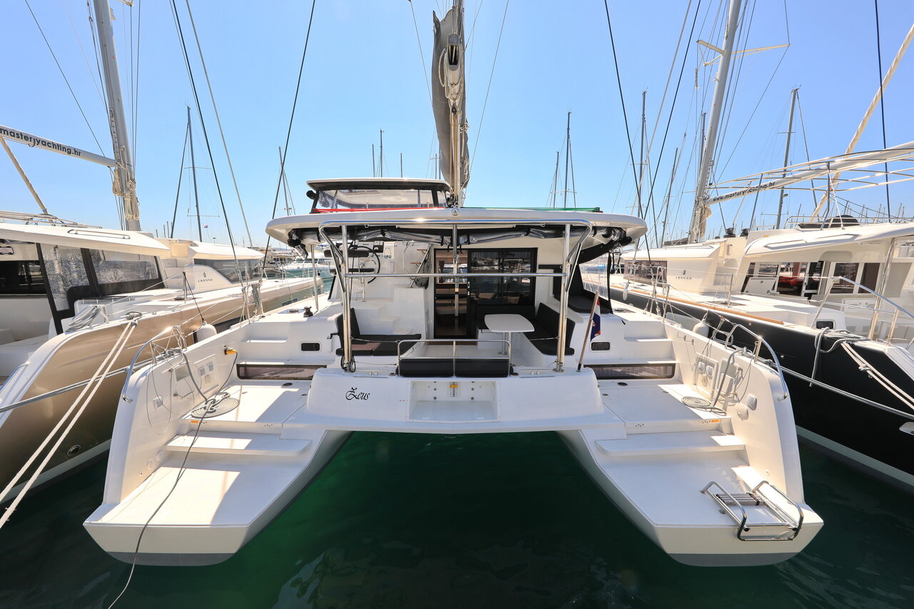 yacht-14425390 image-1