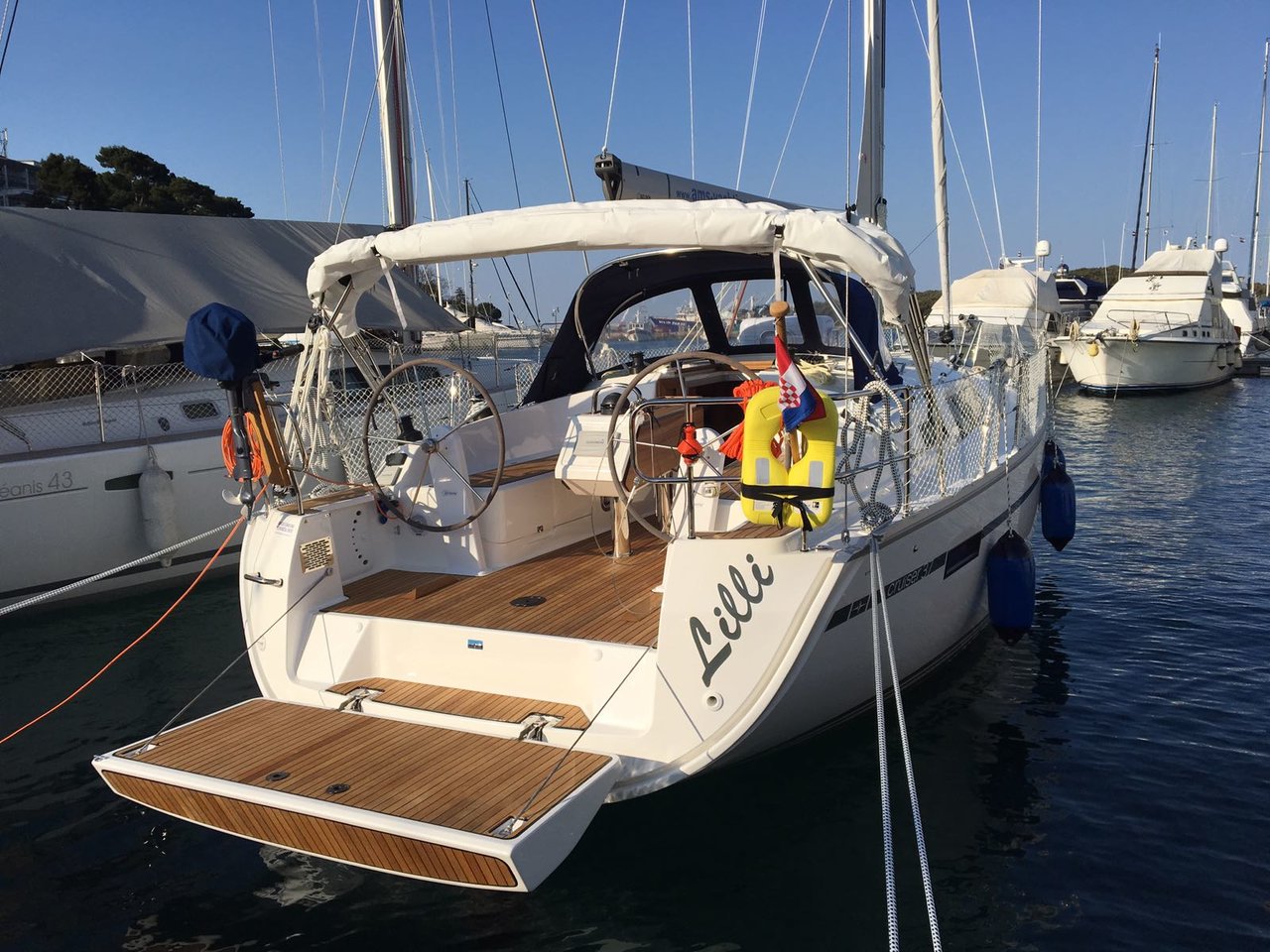 yacht-1532142 image-1