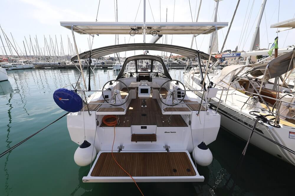 yacht-21572707 image-1