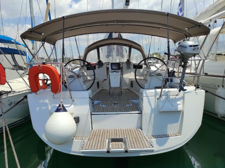 Spirus yacht's spacious cockpit featuring dual steering wheels and elegant teak accents.