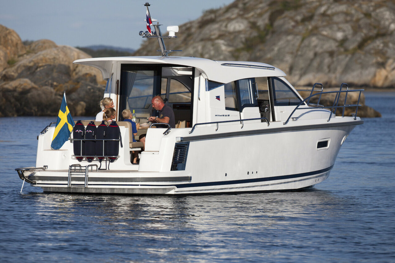 yacht-24438482 image-1