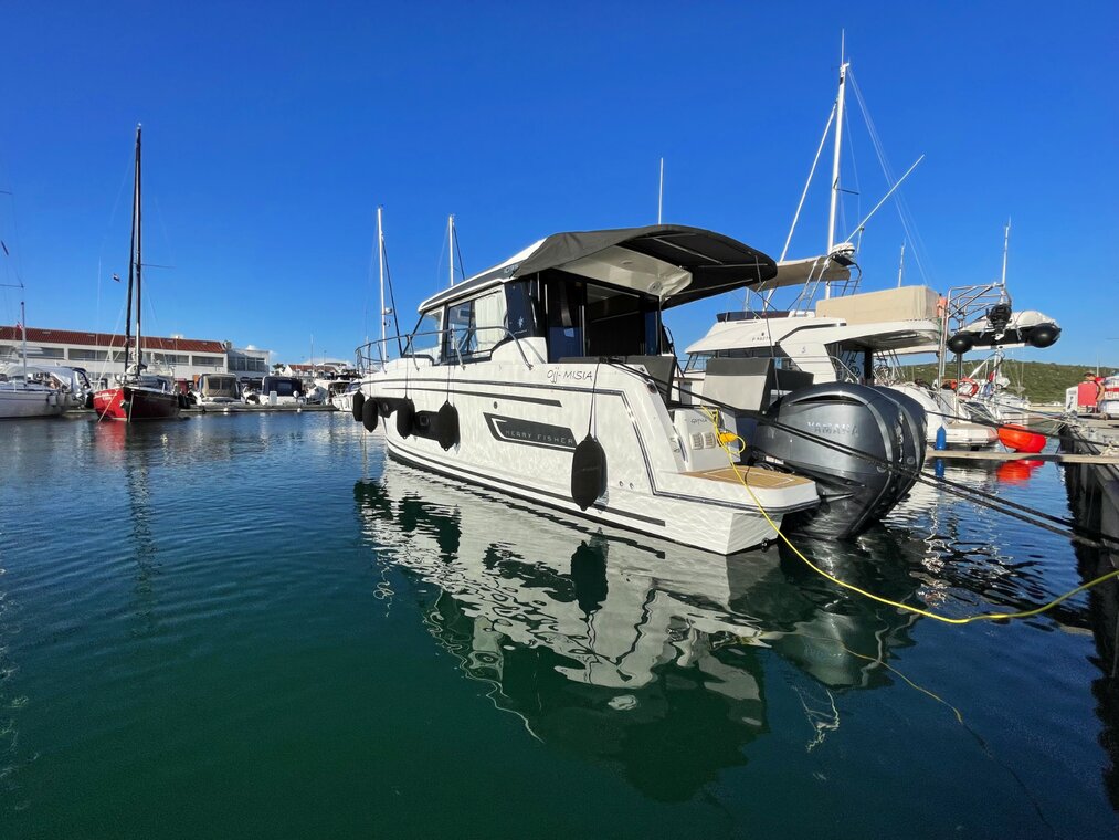 yacht-27978532 image-1