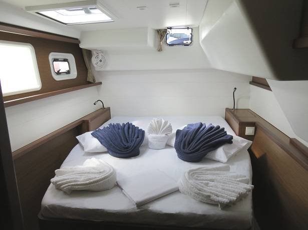 Luxurious cabin on Poivre featuring elegant linens and thoughtful towel arrangements.