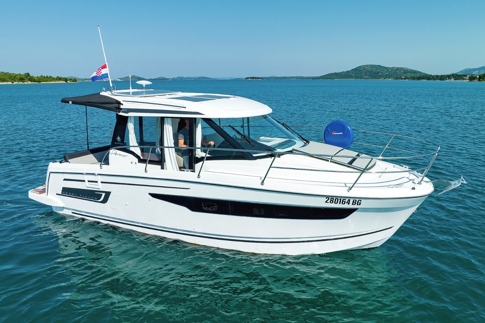 yacht-32056889 image-1