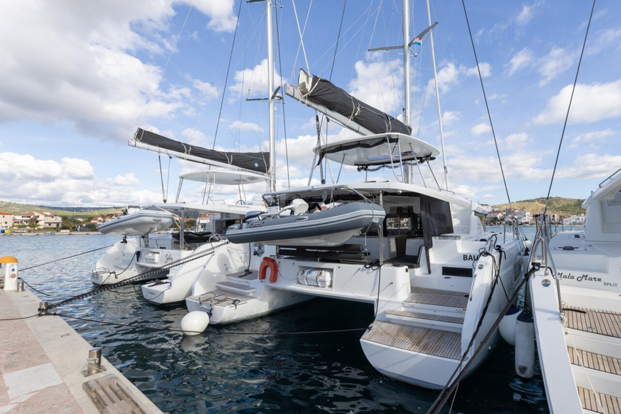 yacht-32110870 image-1