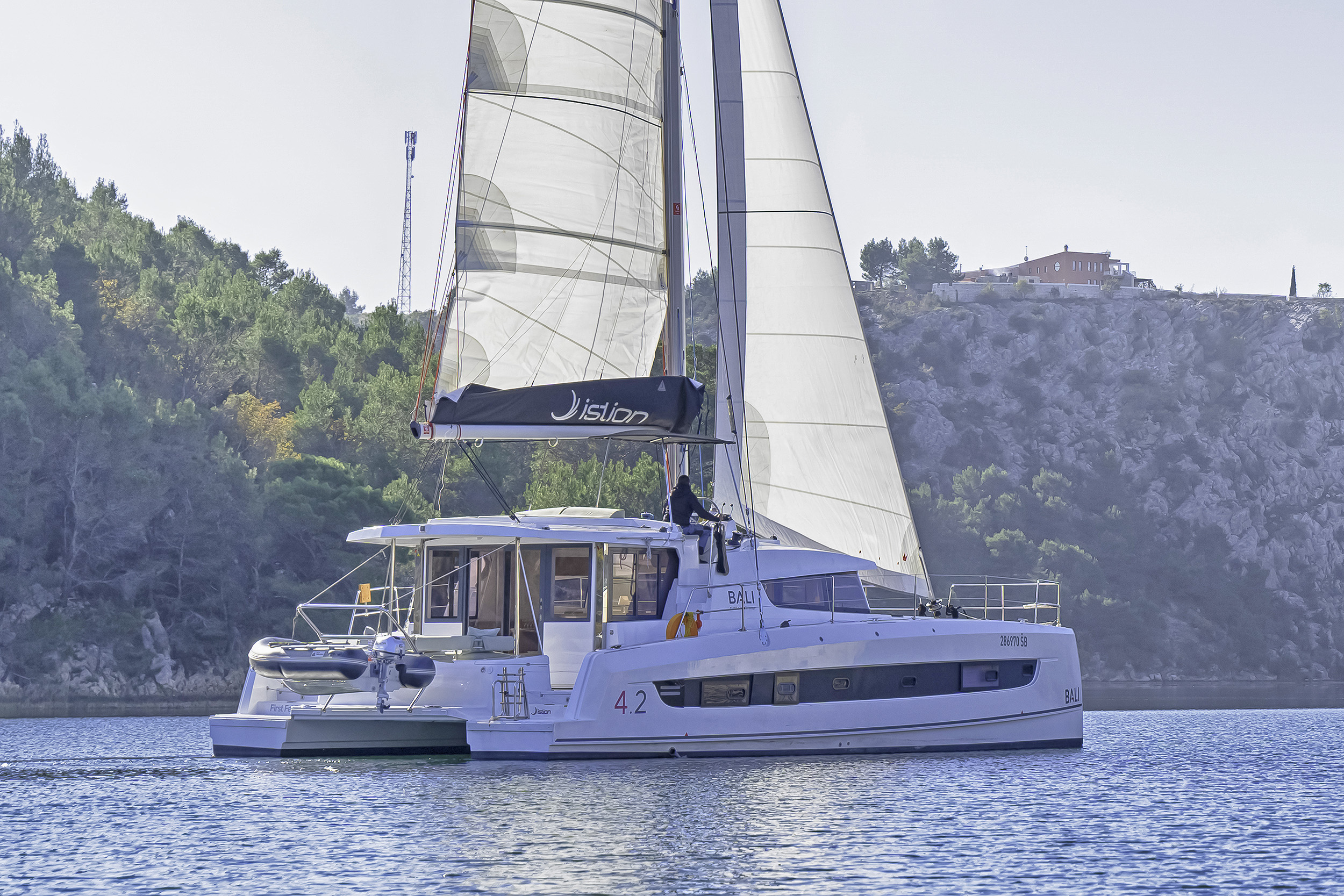 yacht-32308331 image-1