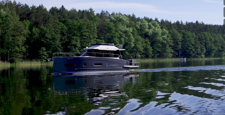 yacht-35766658 image-1