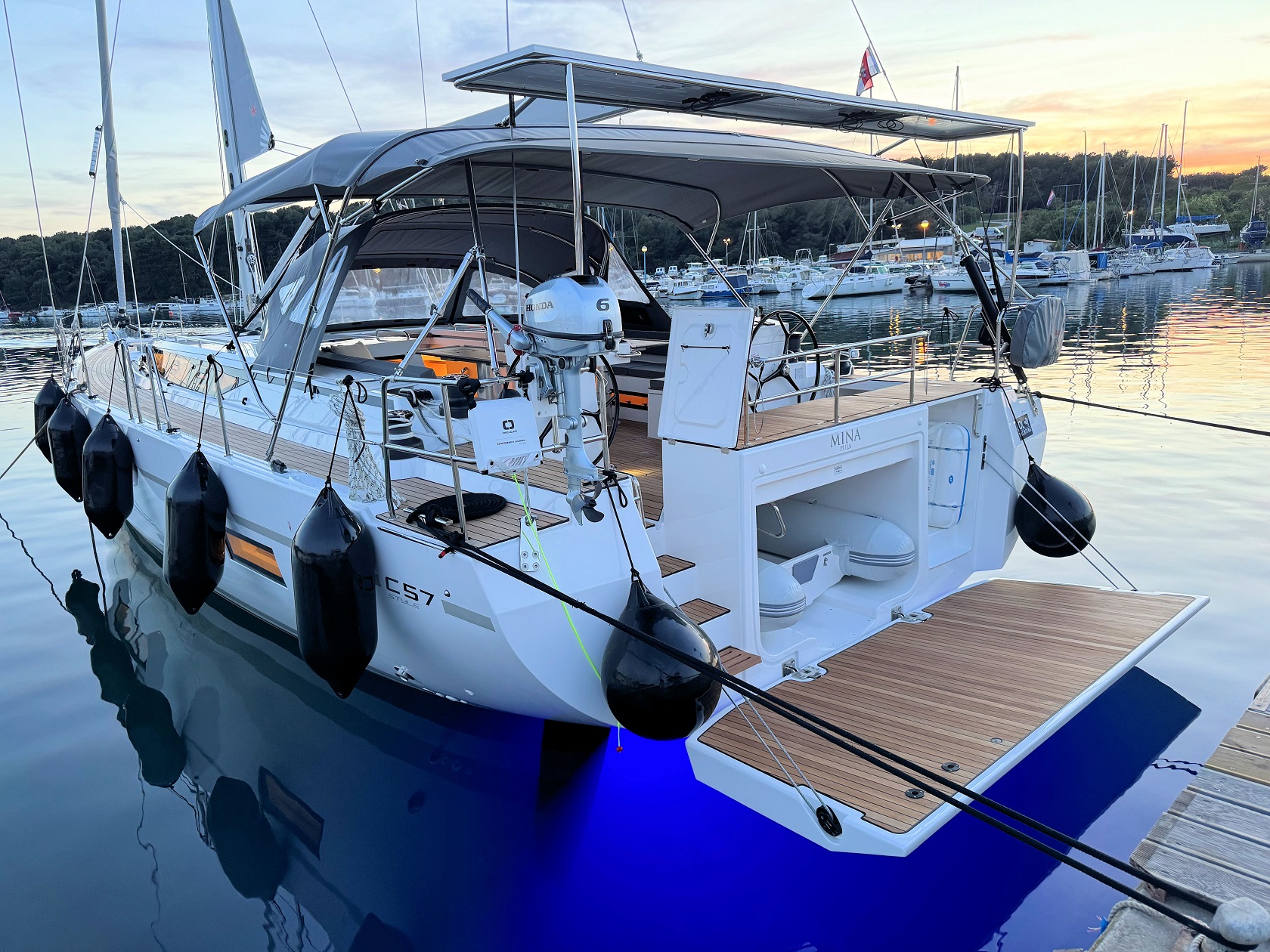 yacht-37413047 image-1