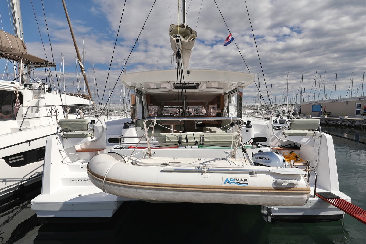 yacht-37520387 image-1