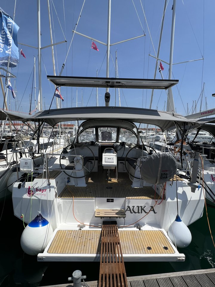 yacht-38380517 image-1