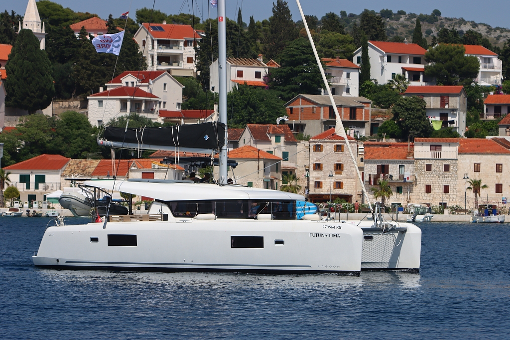 yacht-38626175 image-1