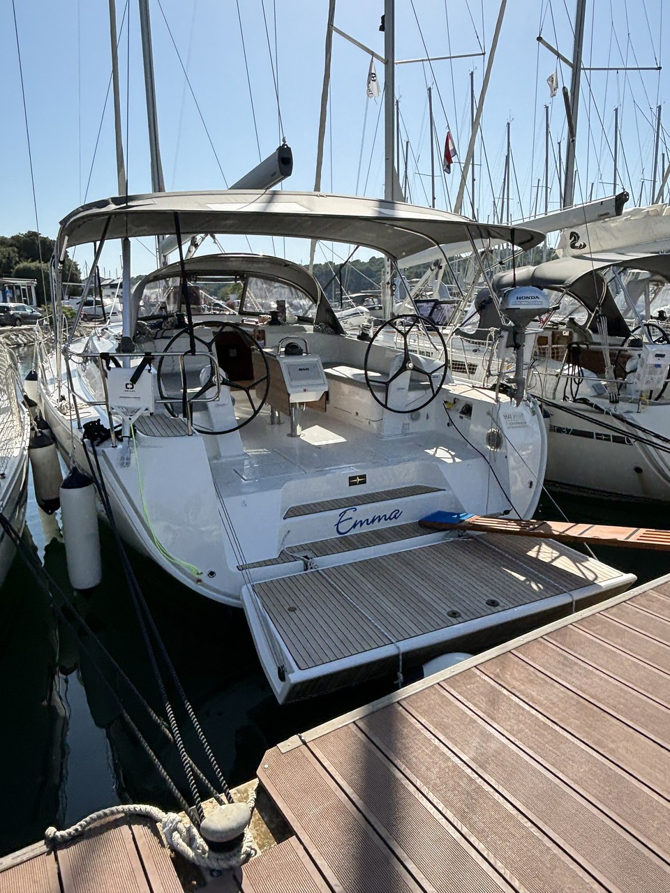 yacht-38805326 image-1