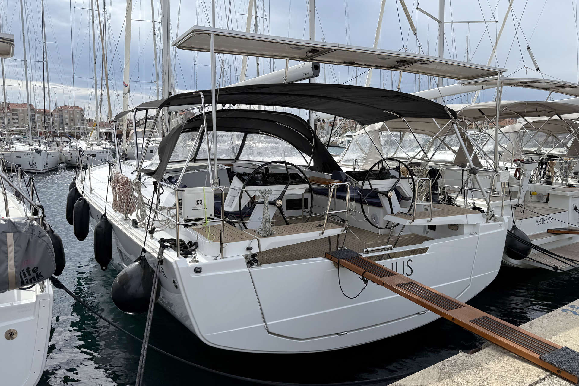 yacht-39131598 image-1