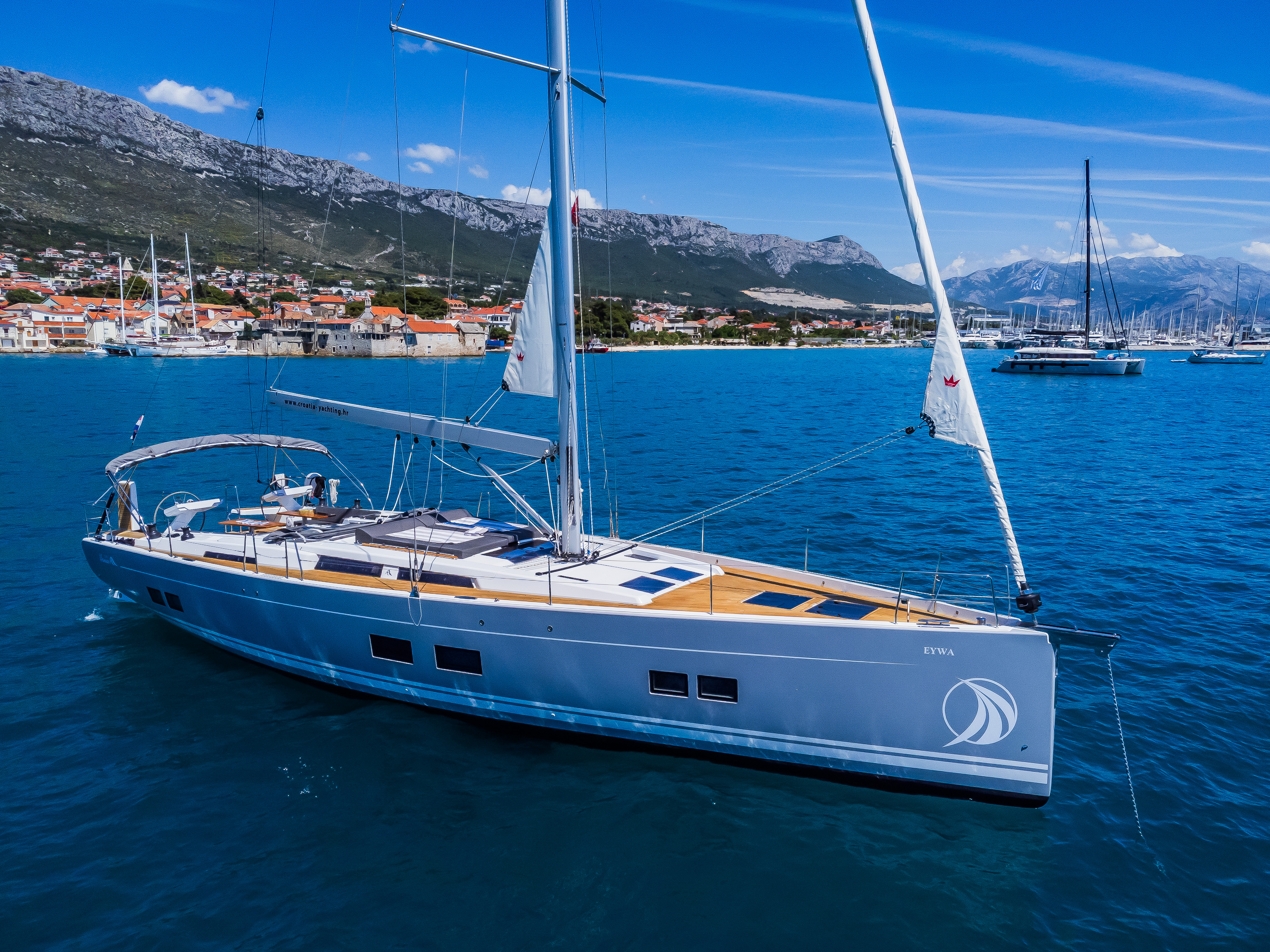 yacht-39170205 image-1