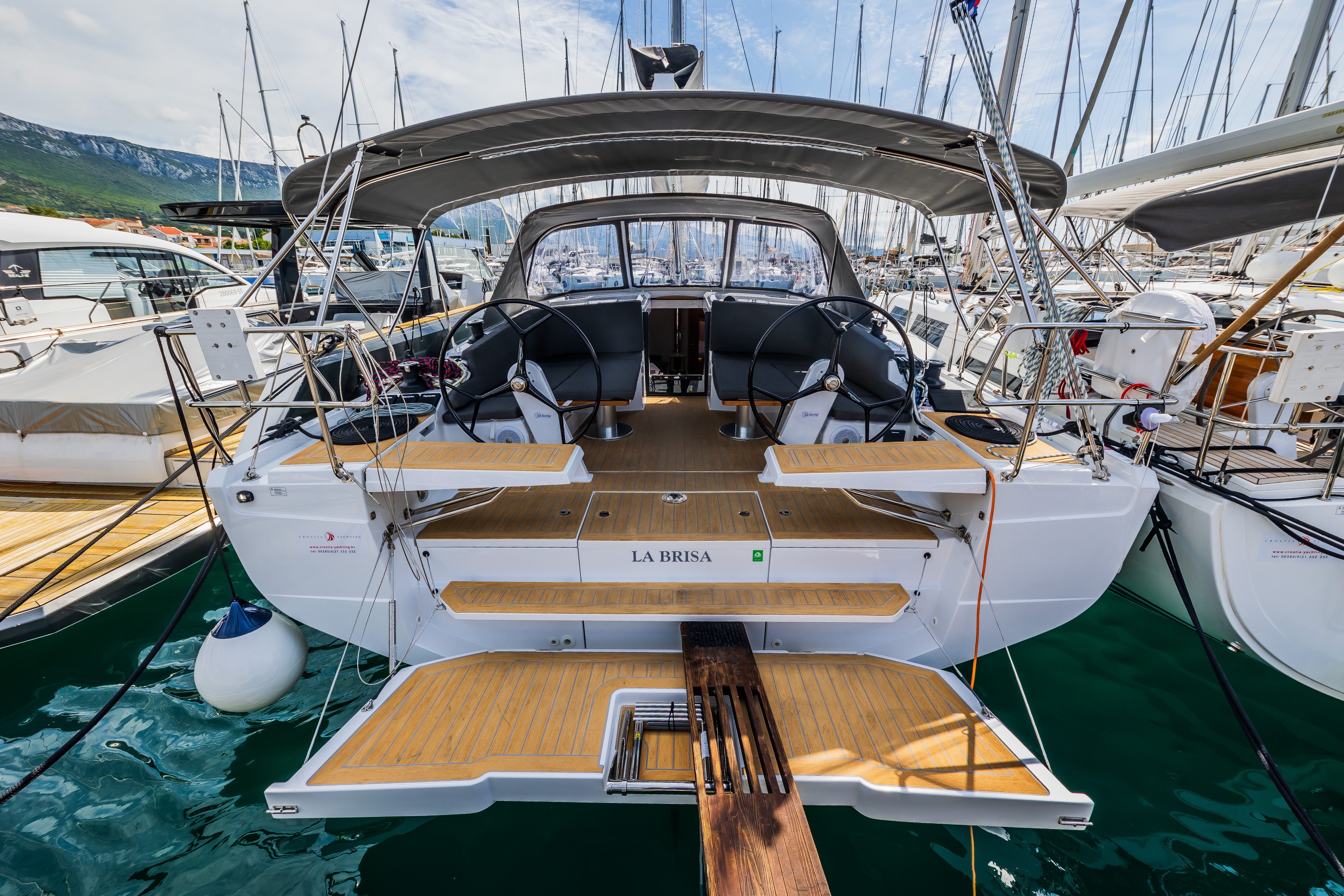 yacht-39170438 image-1