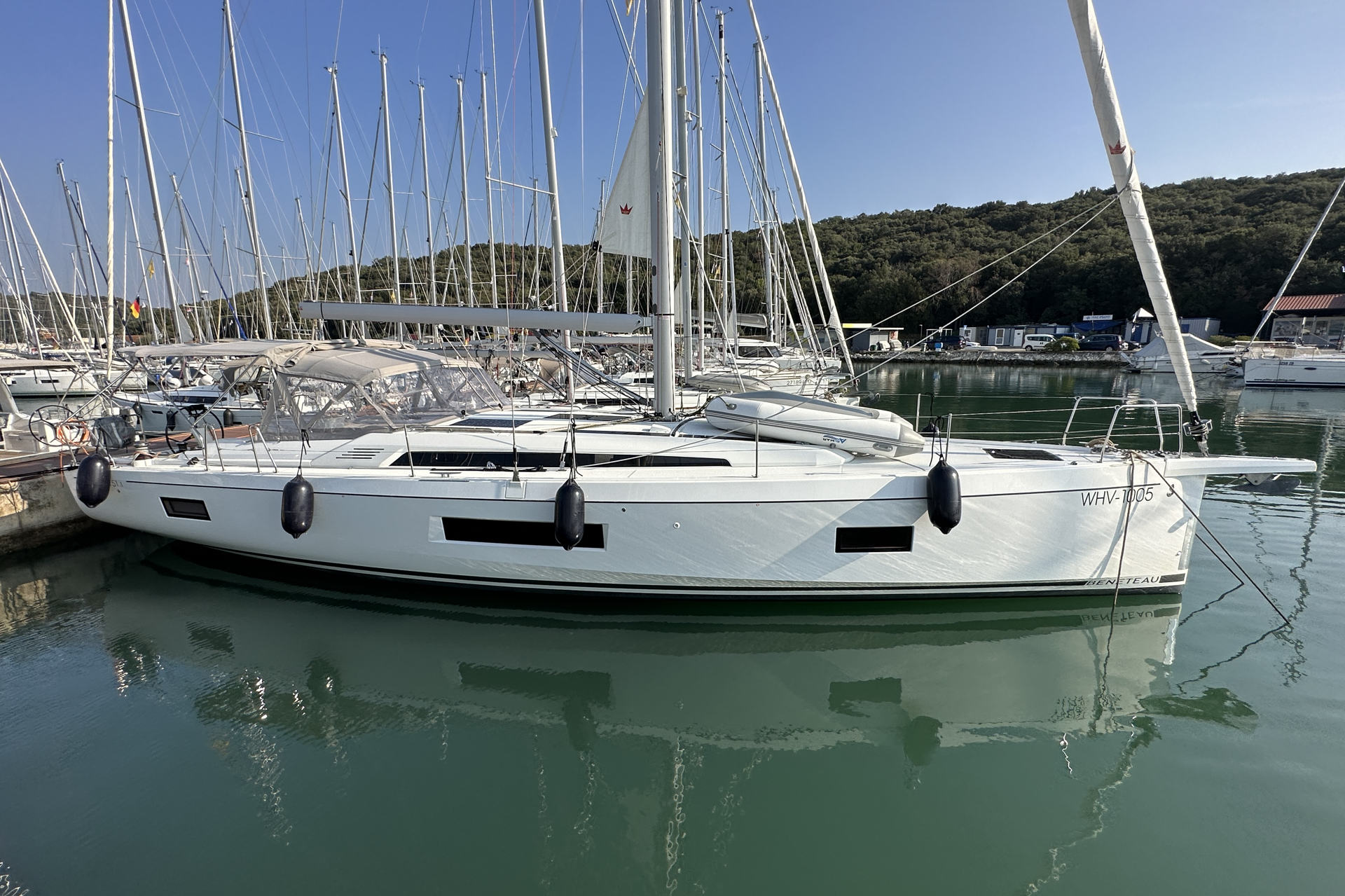 yacht-39276989 image-1