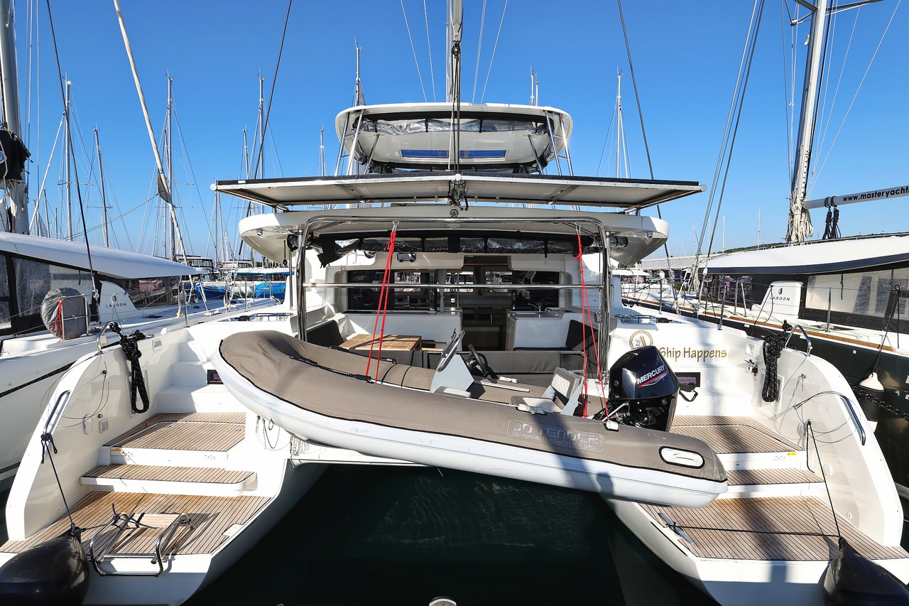 yacht-39498457 image-1