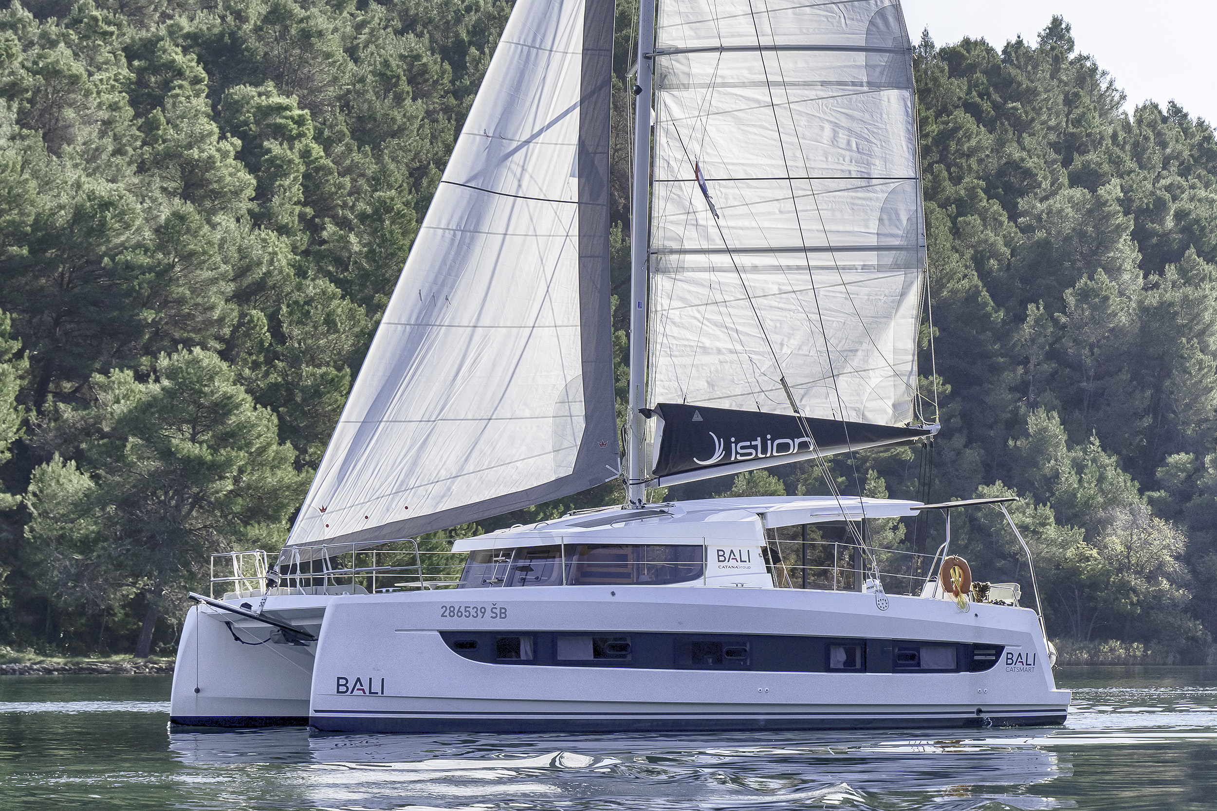 yacht-39860103 image-1