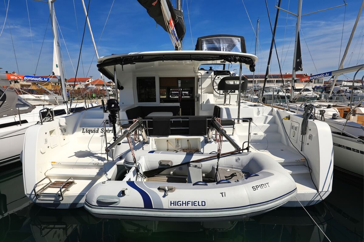 yacht-39941581 image-1