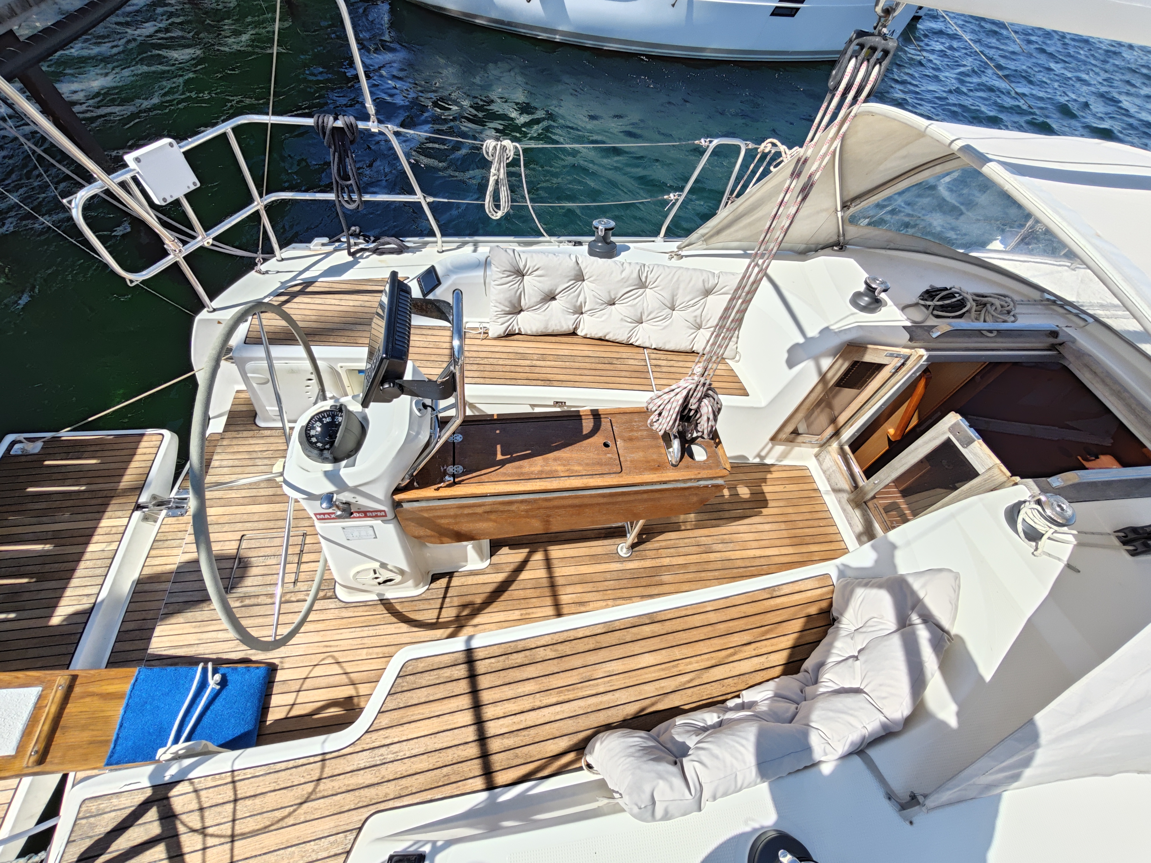 yacht-40250918 image-1