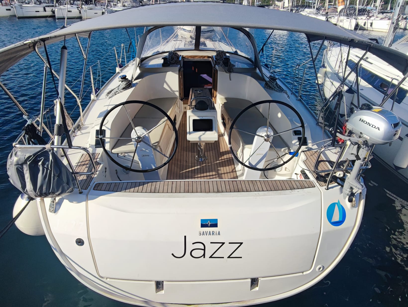 yacht-41168440 image-1