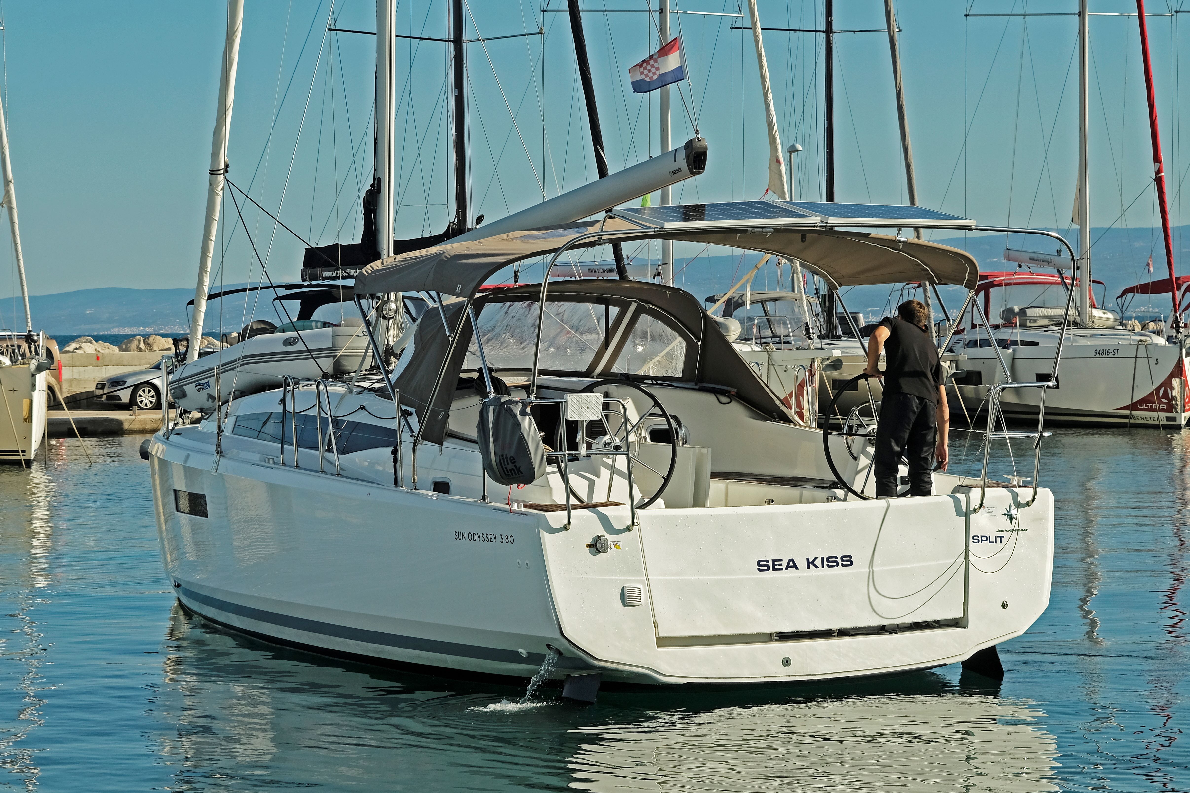 yacht-41260919 image-1