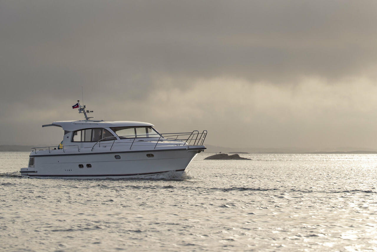 yacht-43392731 image-1