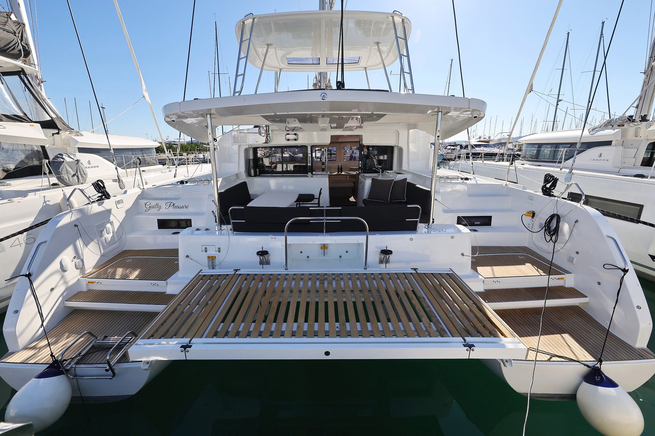 yacht-43429540 image-1