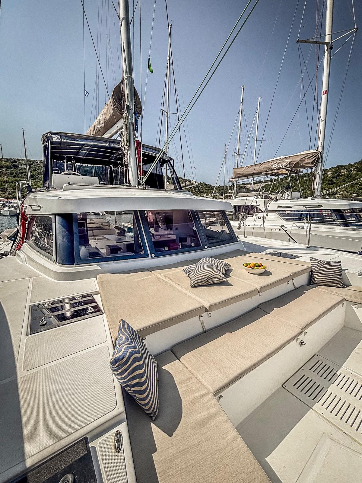 yacht-44157864 image-1