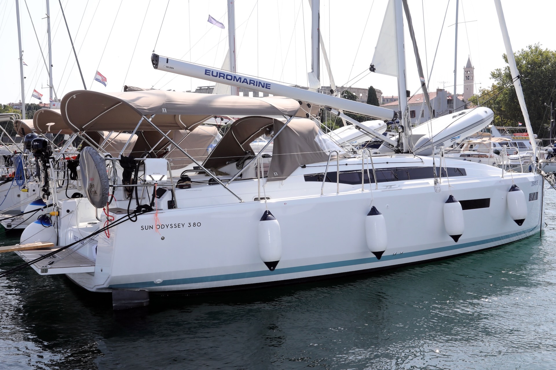 yacht-45009051 image-1