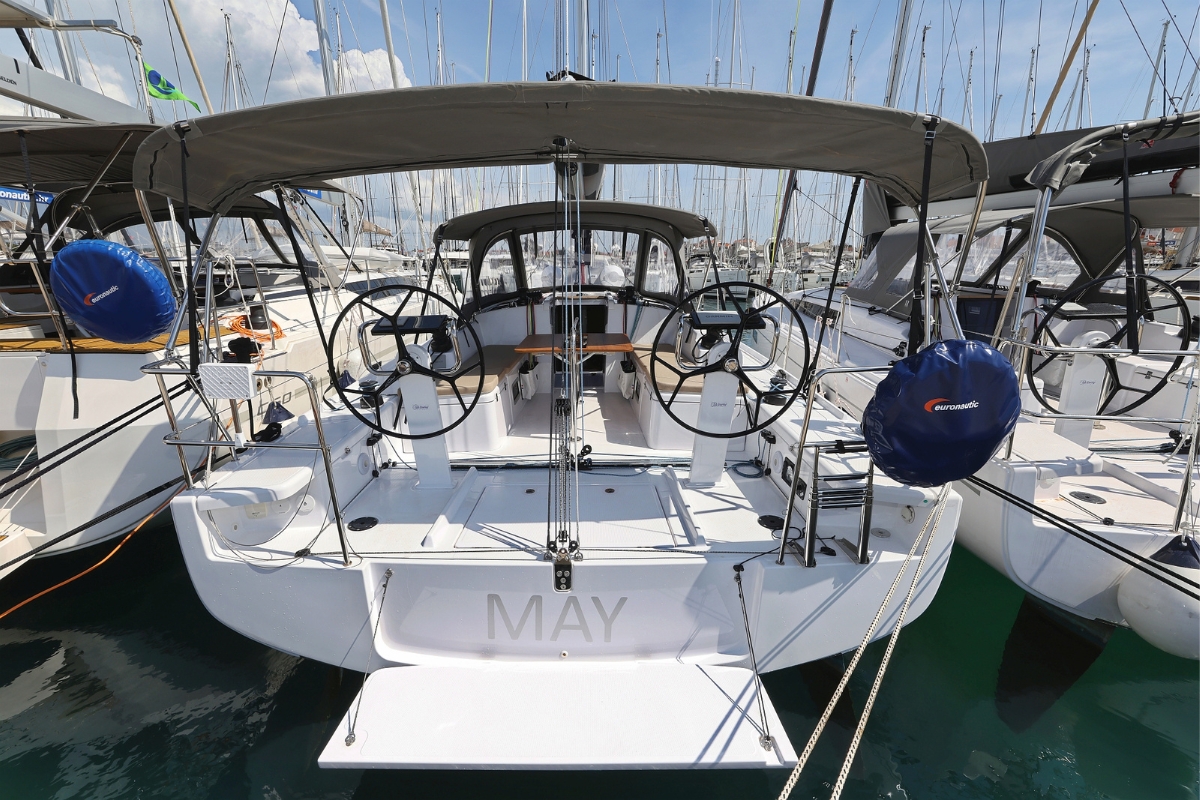 yacht-46689511 image-1