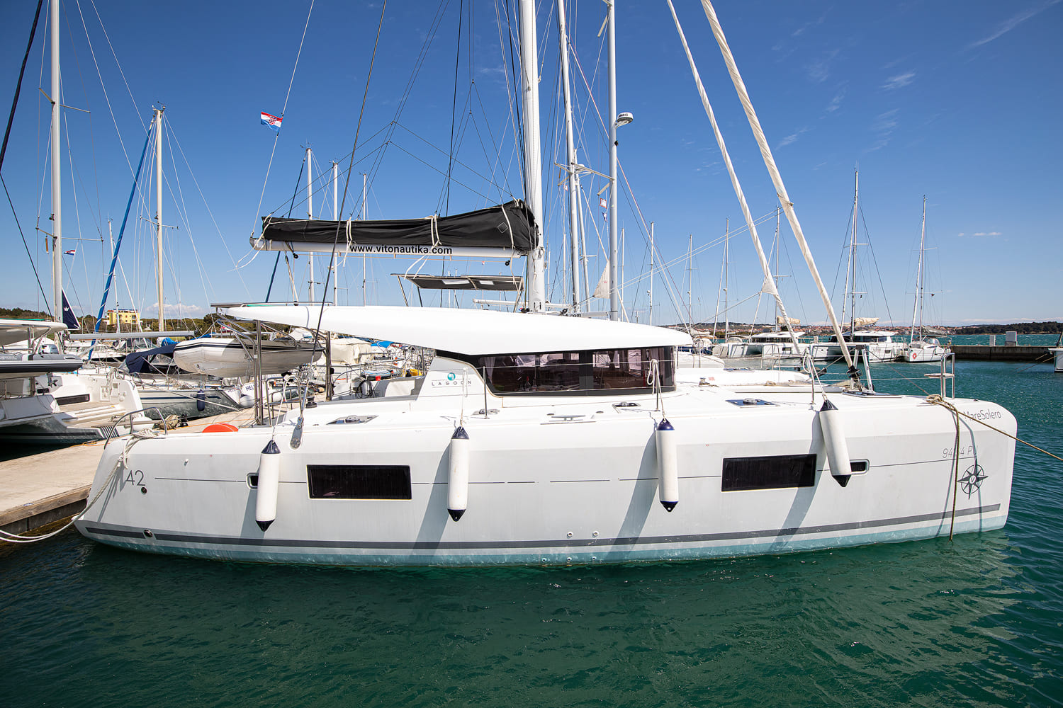yacht-47416900 image-1