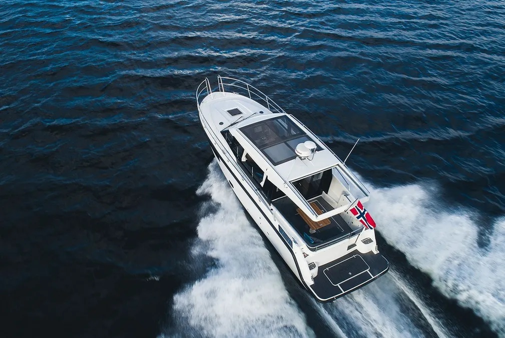 yacht-50650300 image-1