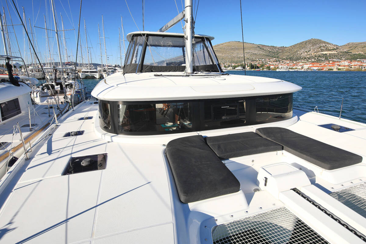 Sleek profile of Mariposa showcasing its modern flybridge and luxurious outdoor seating.