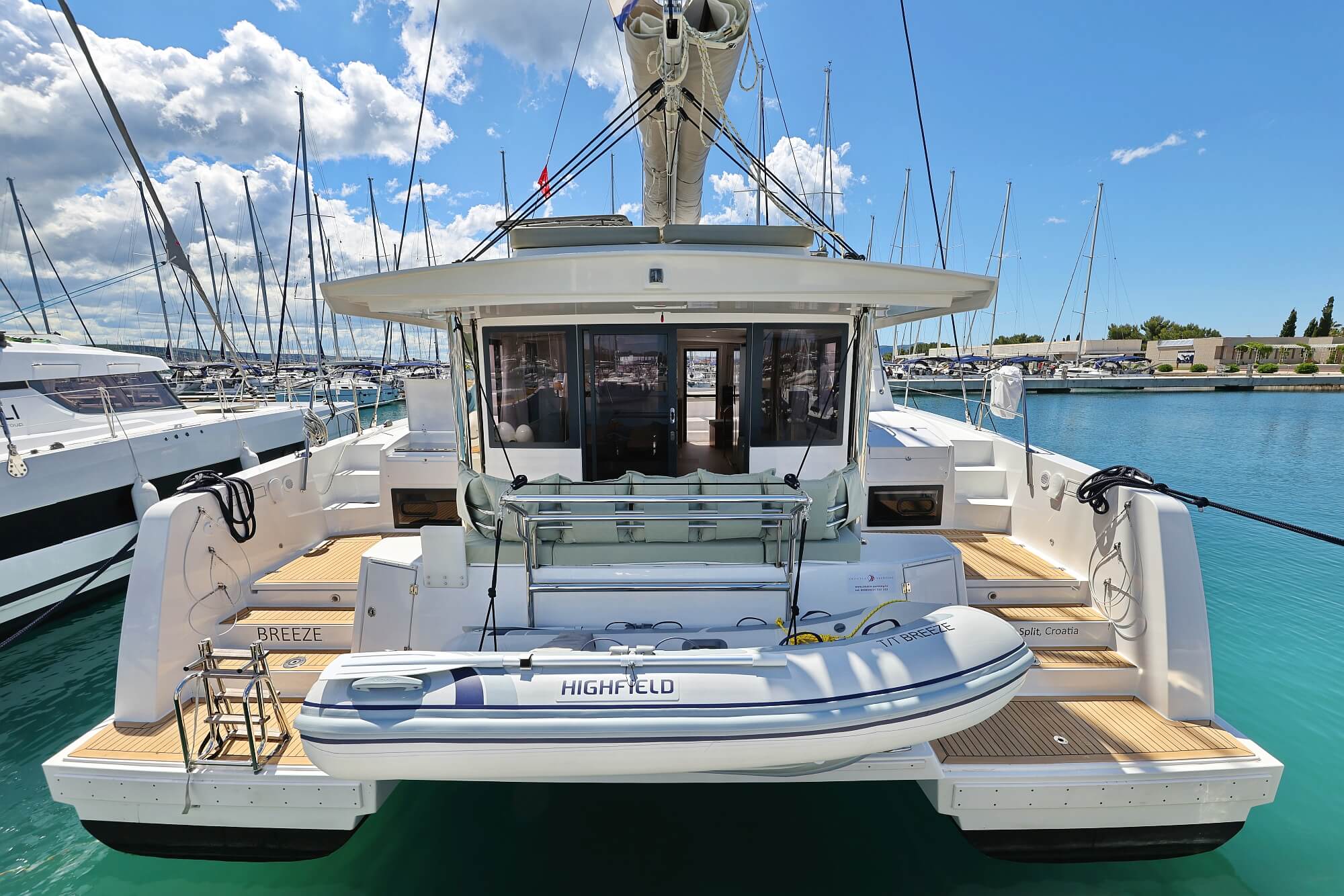 yacht-50964609 image-1