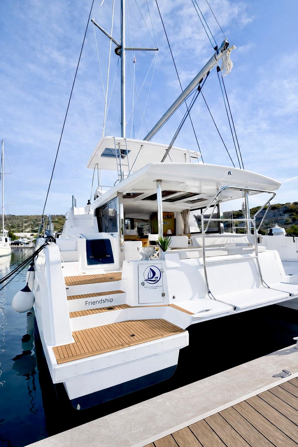 yacht-52071531 image-1