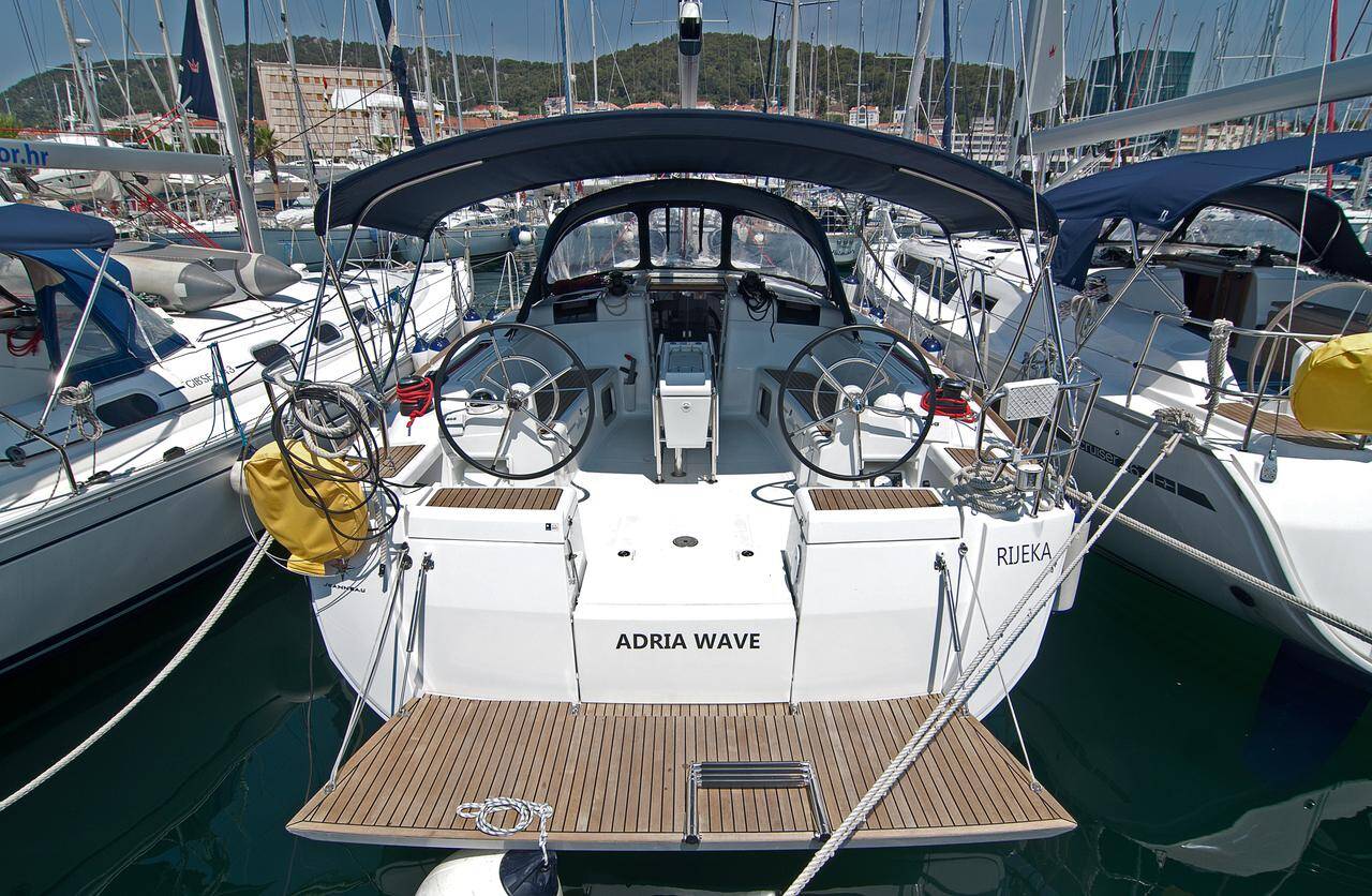 yacht-52379903 image-1
