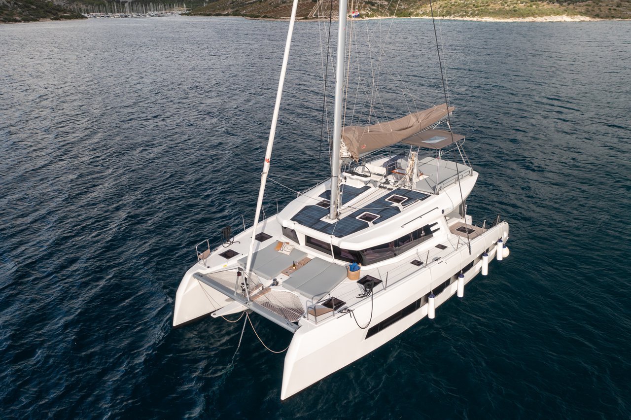 yacht-52465237 image-1