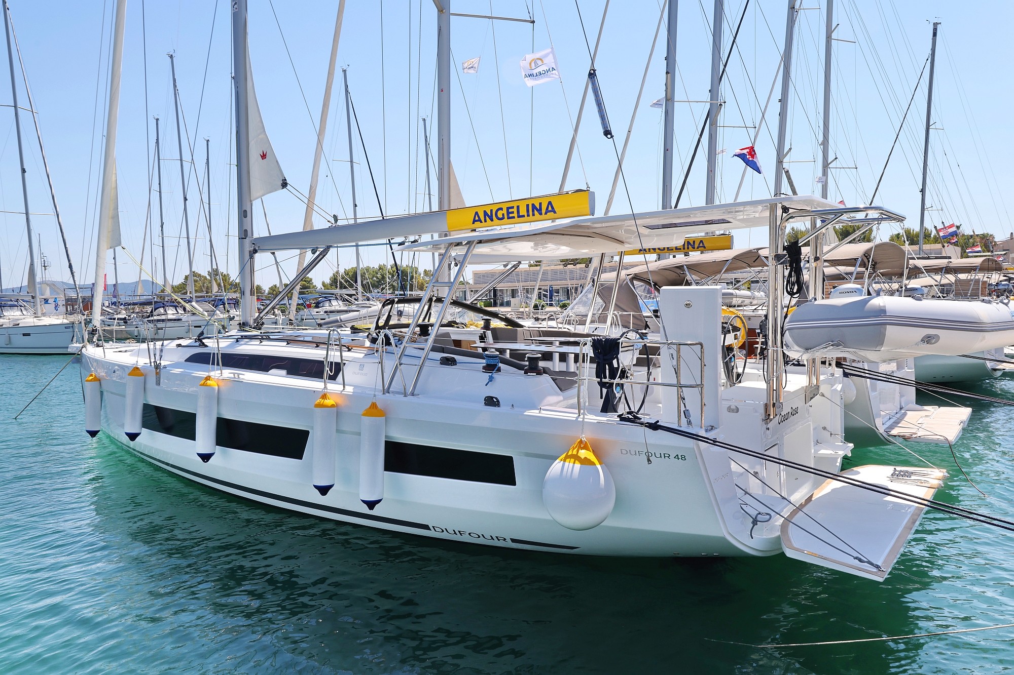 yacht-52527076 image-1