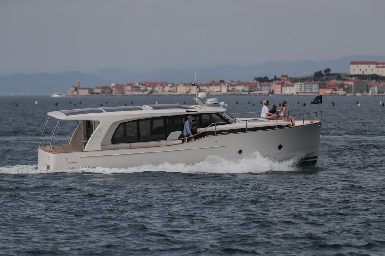 yacht-54112433 image-1