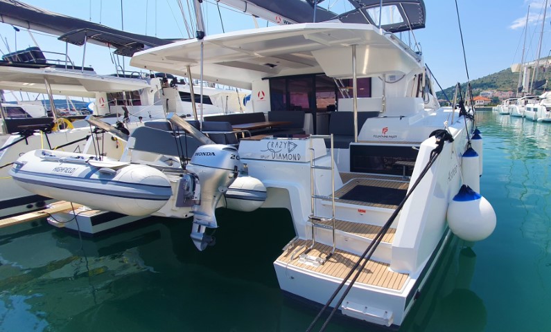 yacht-54429070 image-1