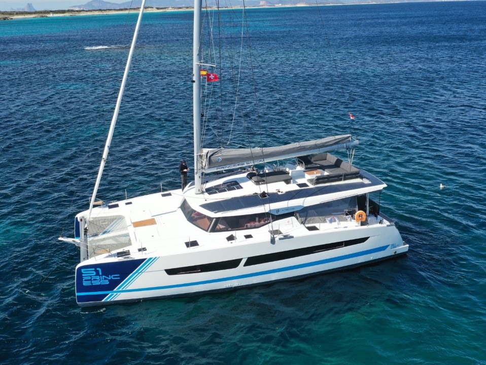 yacht-54430088 image-1