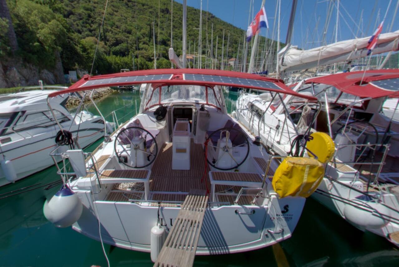yacht-54431703 image-1