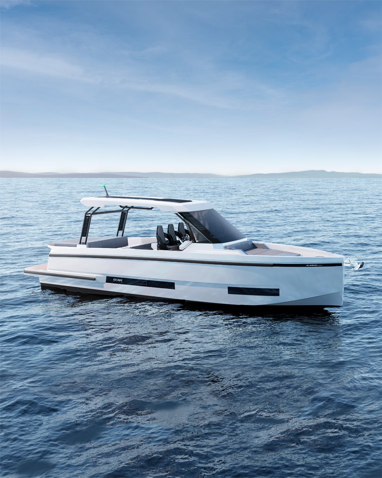 yacht-54464432 image-1