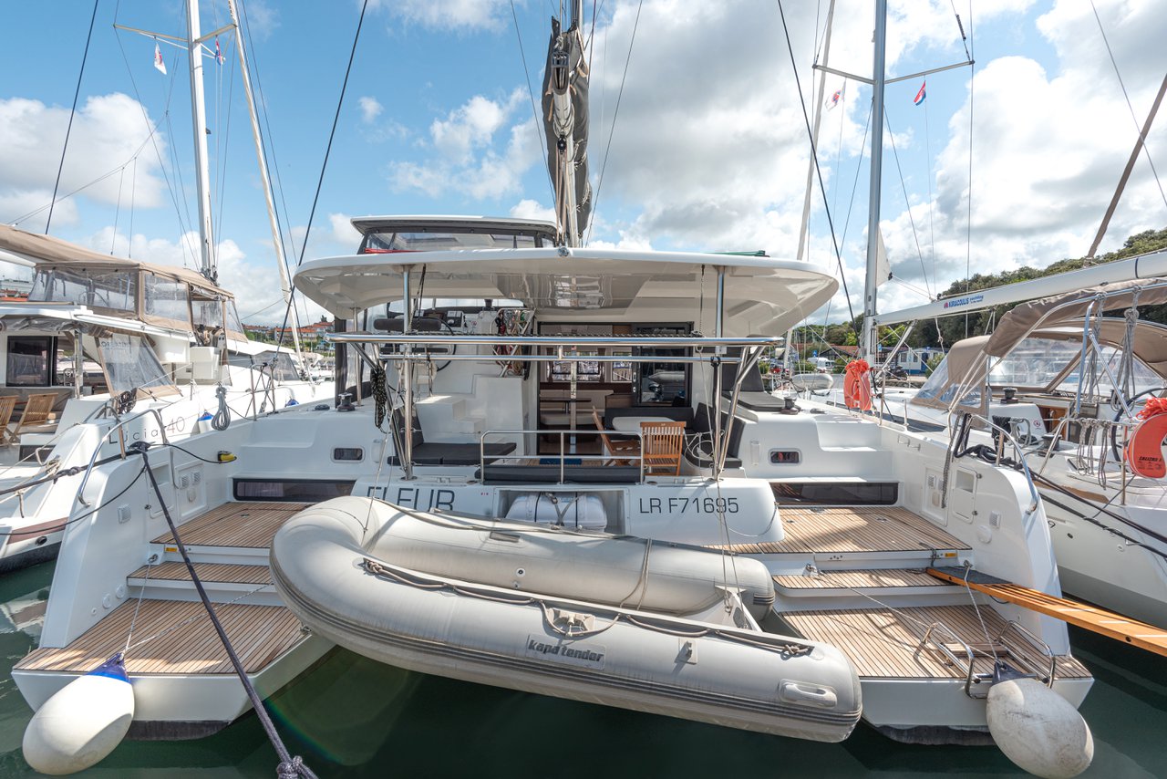 yacht-54554806 image-1