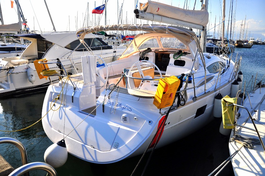 yacht-563156 image-1
