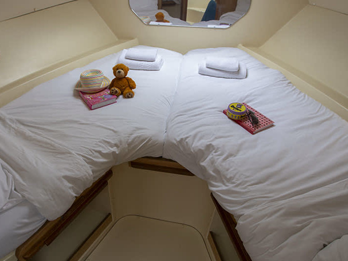 Luxurious twin cabin on the Consul - Budget 8, featuring elegant linens and cozy decor.