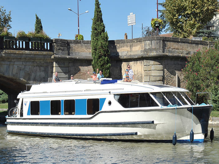 Vision4 - Comfort Plus 5 gliding gracefully on water, showcasing its sleek hull and elegant design.