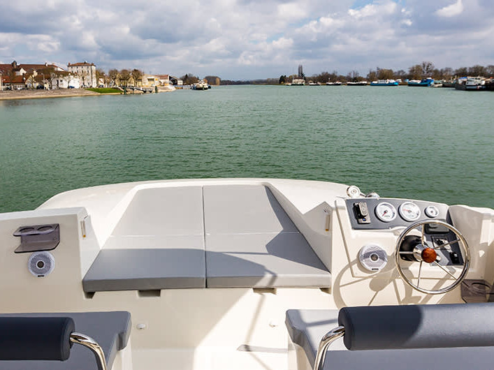 Sleek Horizon 2 - Premier 14 cockpit with modern controls, inviting seating, and scenic waterfront views.