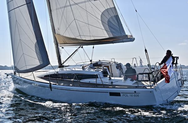 yacht-68240496 image-1